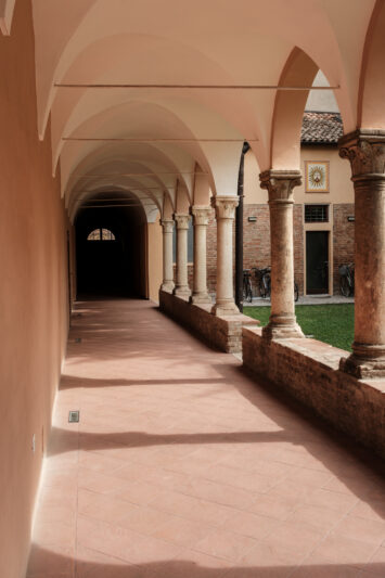 Foto di promozione del campus per universitari Santa Teresa - foto dal chiostro