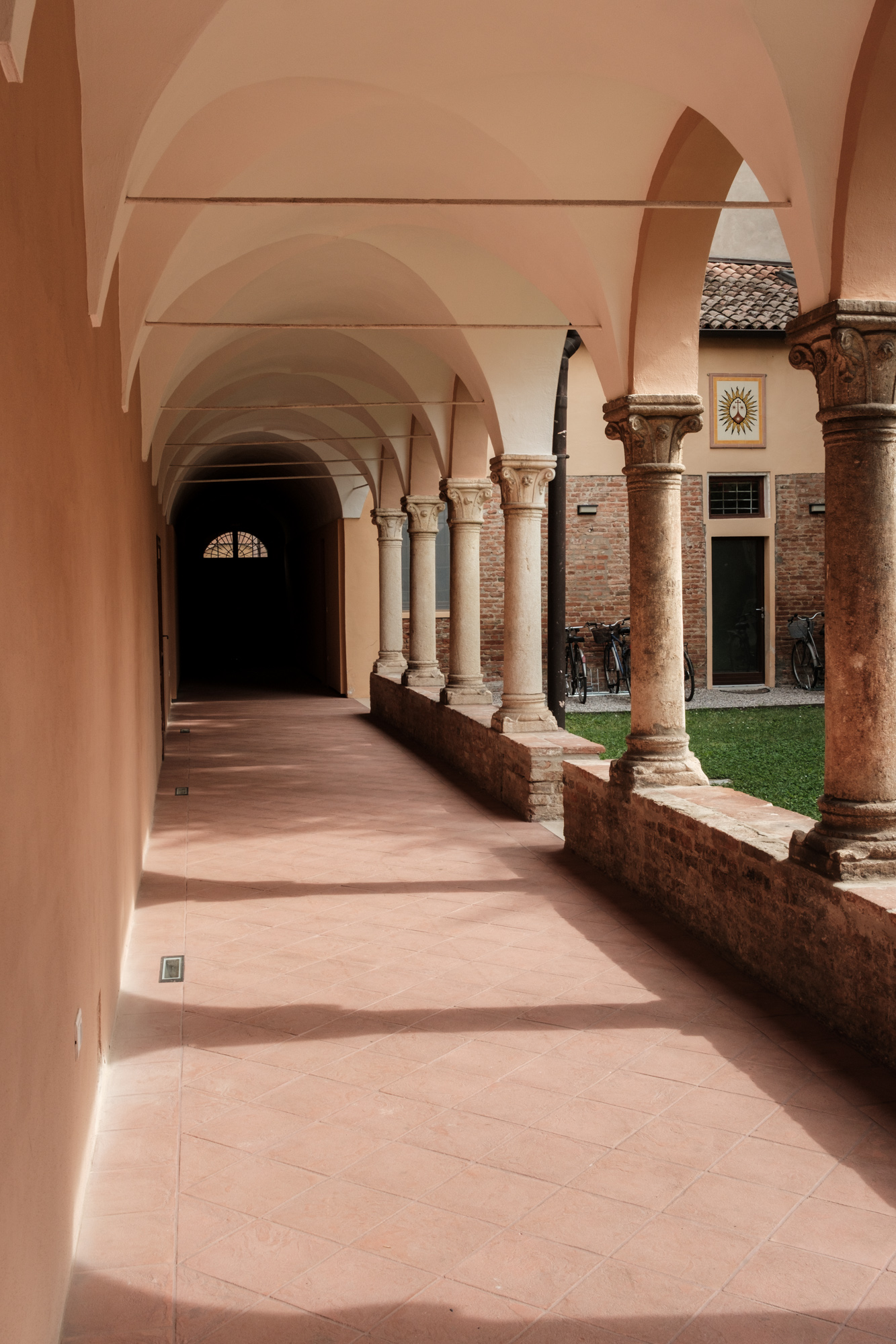 Foto di promozione del campus per universitari Santa Teresa - foto dal chiostro